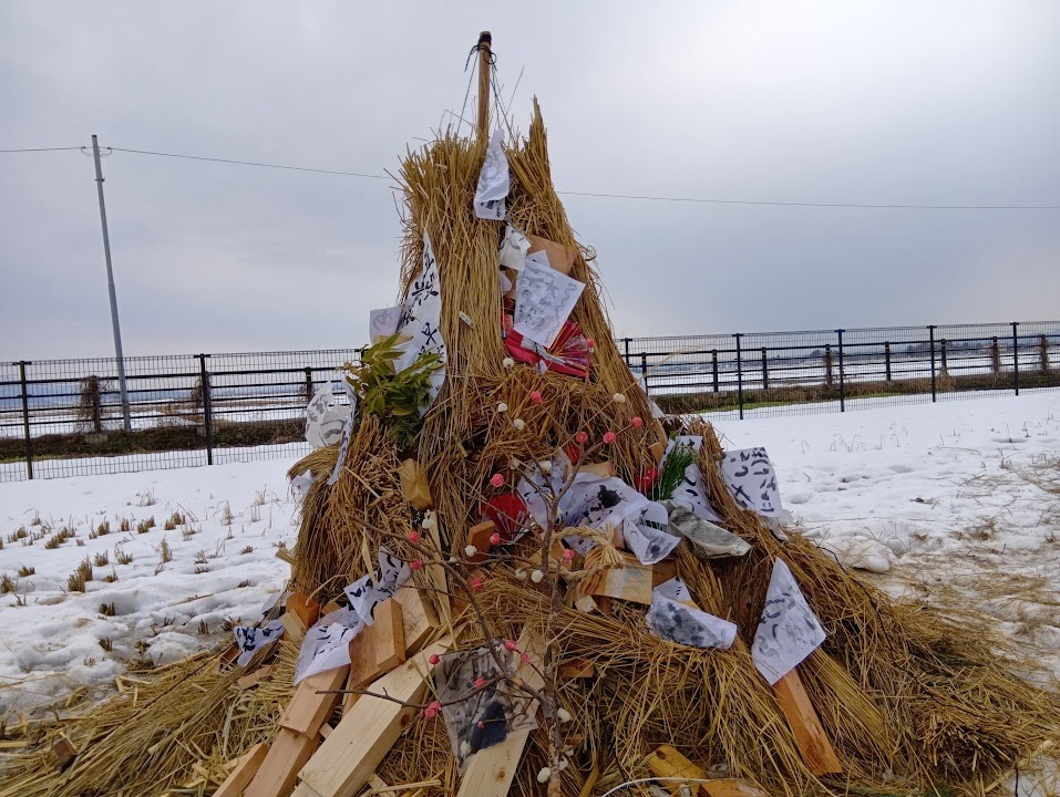 山のように形作られたわらに、繭玉や正月飾りなどが飾り付けられている
