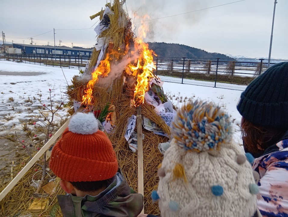 わらに火を付けて燃やす様子