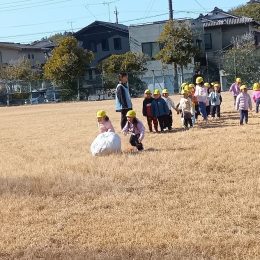 発達支援つむぎ 宮下「みんなで大玉転がし」