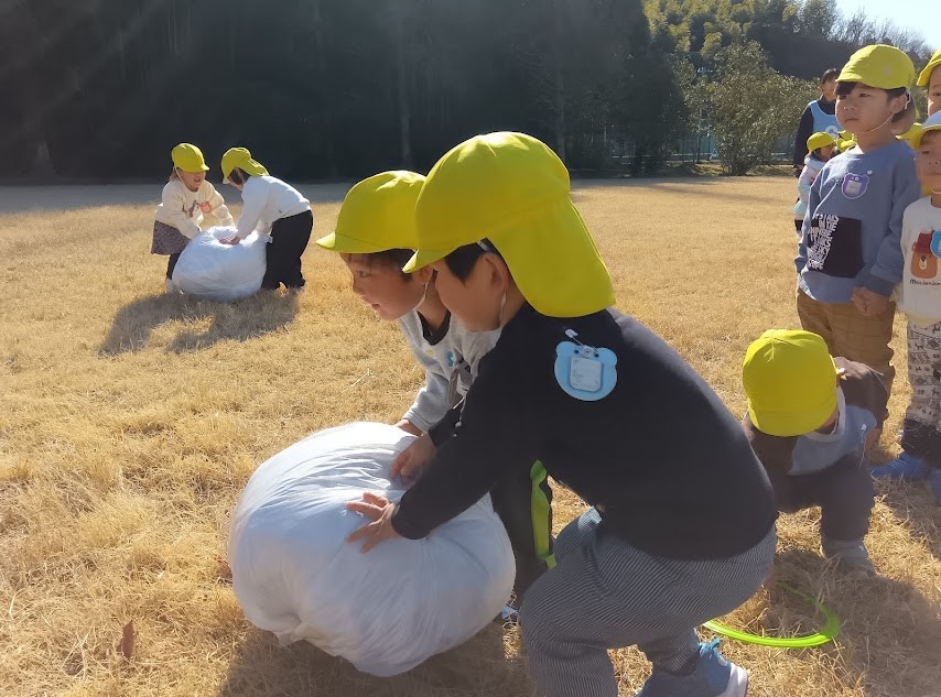 2人ペアで大玉を転がす様子