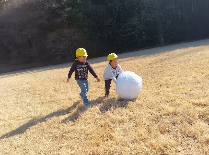 2人で協力して大玉を転がす様子