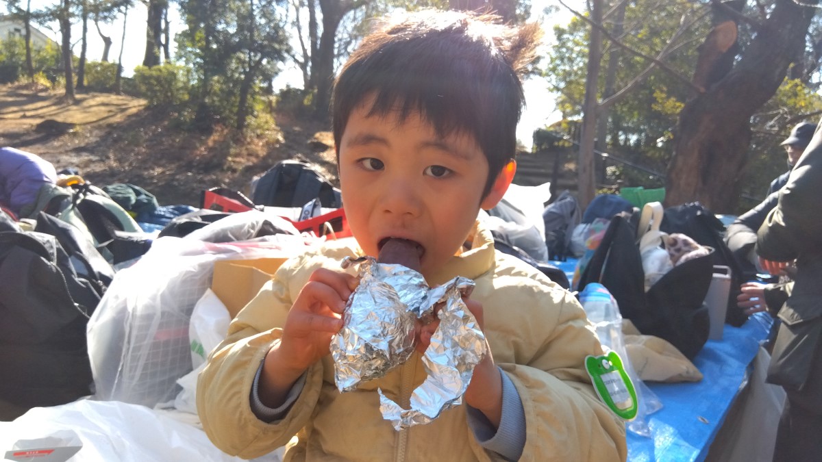 焼き芋を食べる子ども