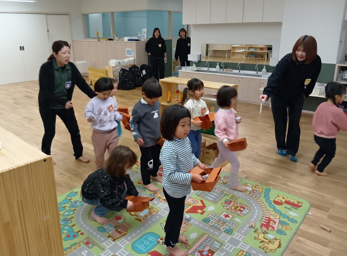 豆まきをする子どもたち