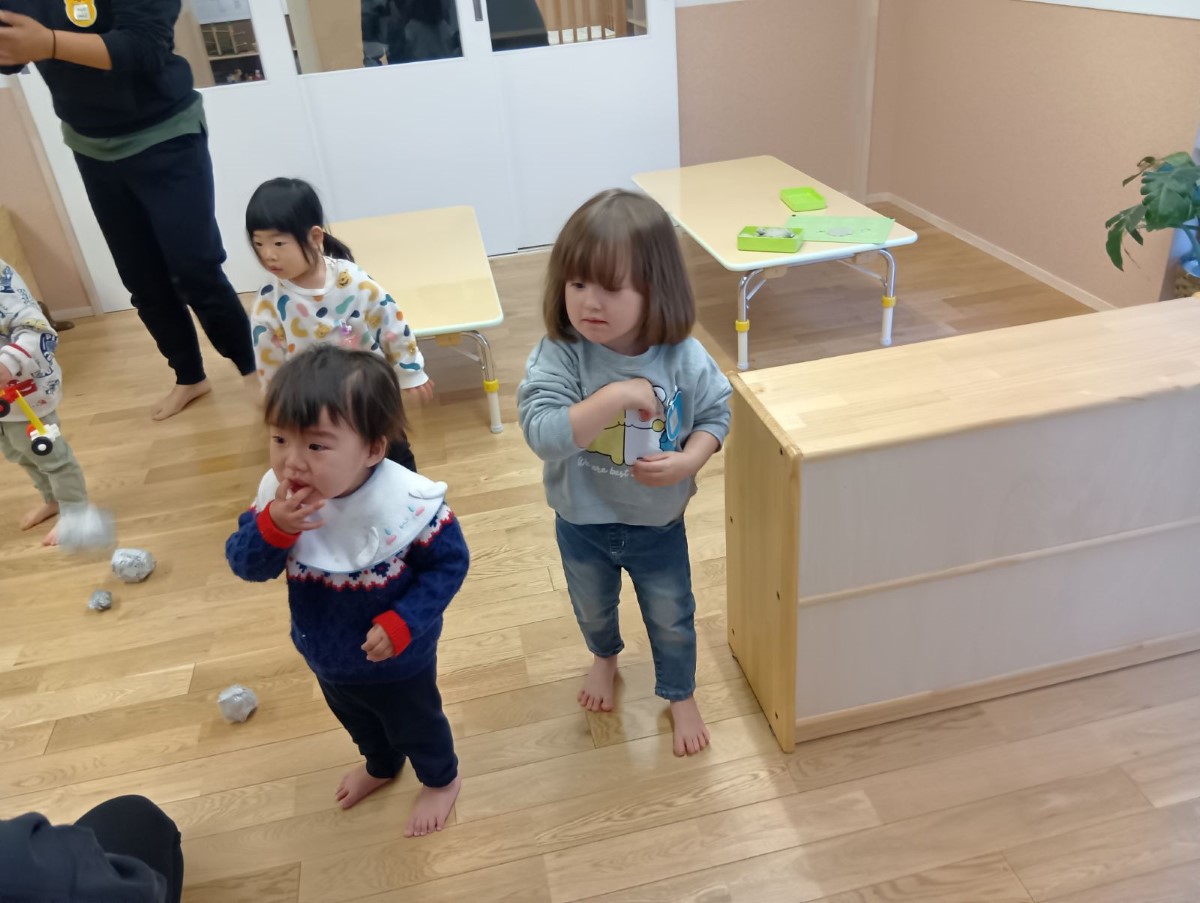 豆まきに参加する子どもたち