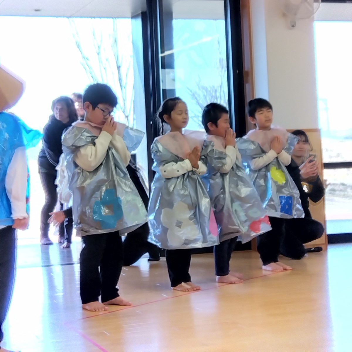 劇を披露する子どもたち