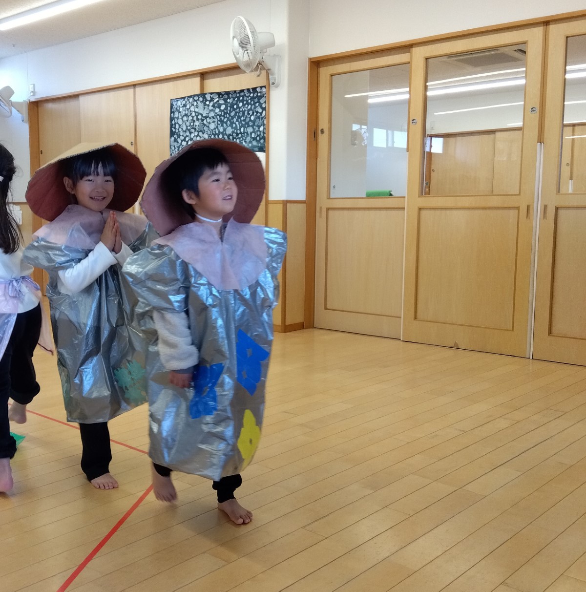 手作り衣装を着て歩く子どもたち