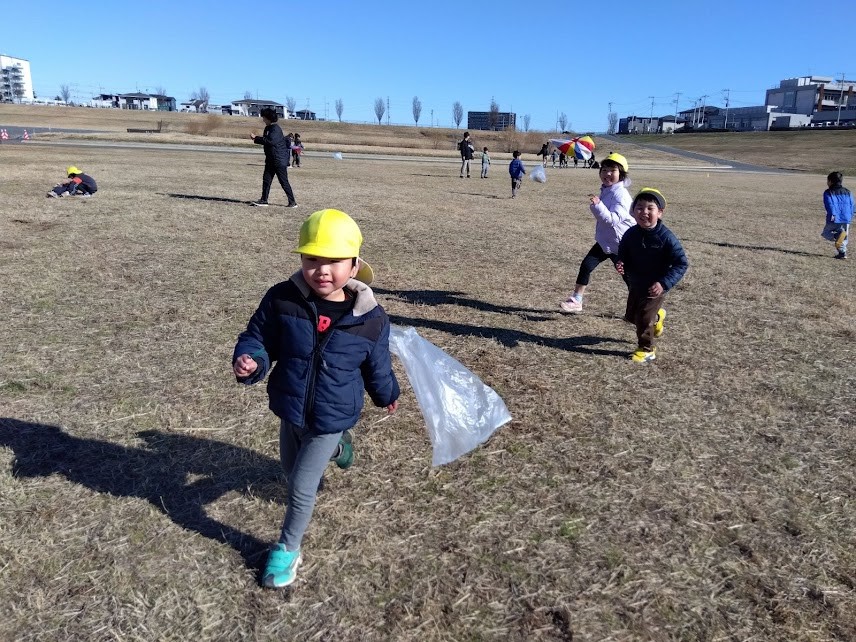凧あげして遊ぶ子どもたち