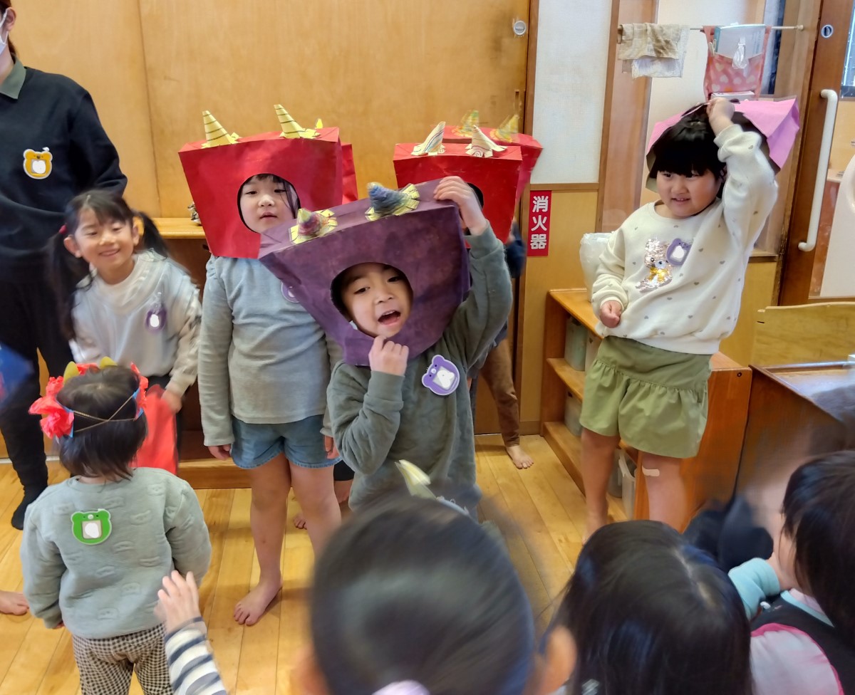 鬼の被り物をする子どもたち