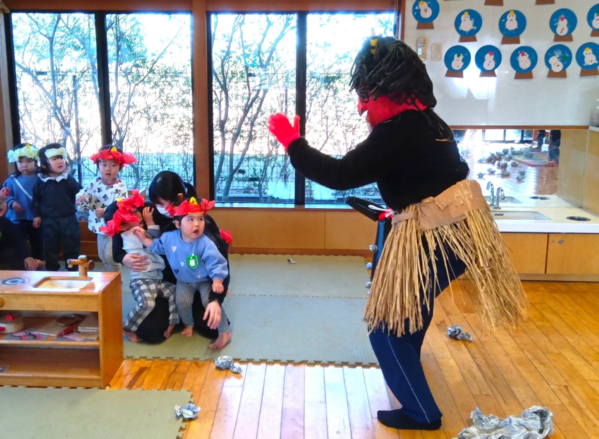 鬼の登場に驚く子どもたち