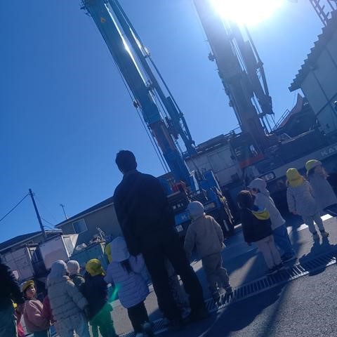 クレーン車を見上げる子どもたち