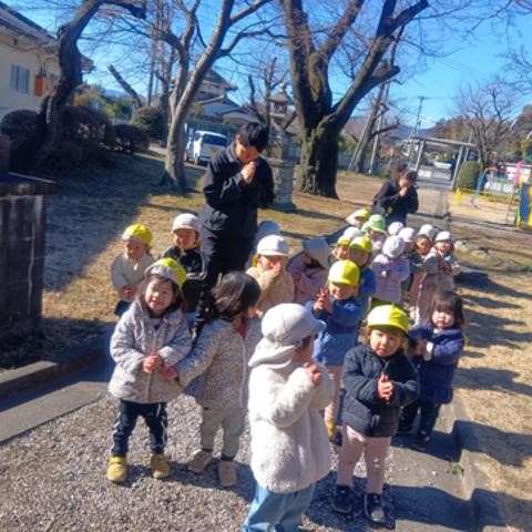 神社でお参りをする子どもたち