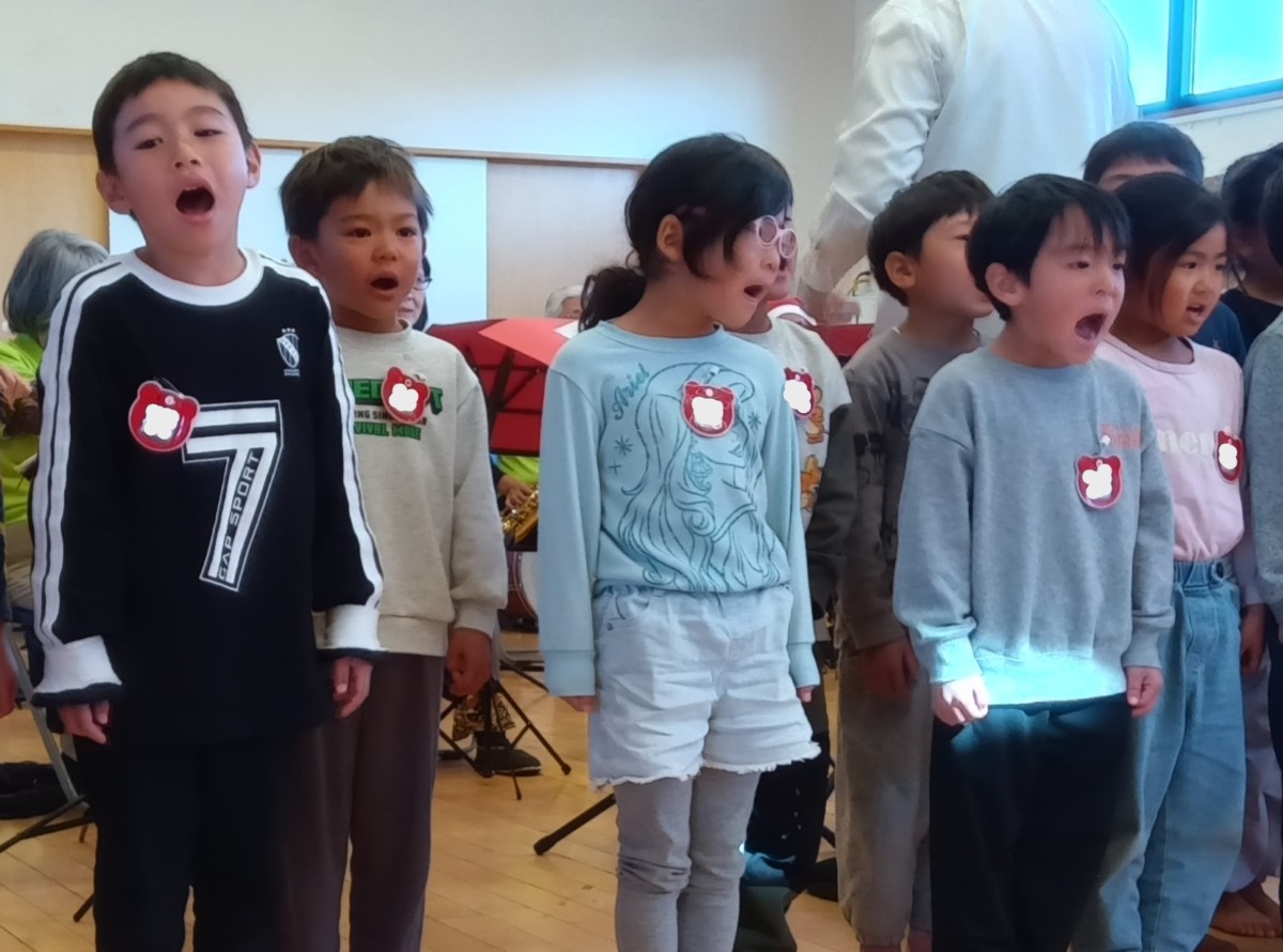 合唱をする子どもたち