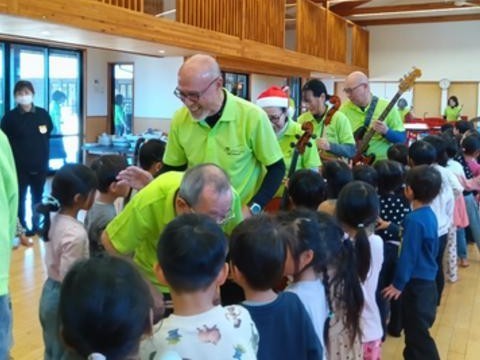 お見送りをする子どもたち