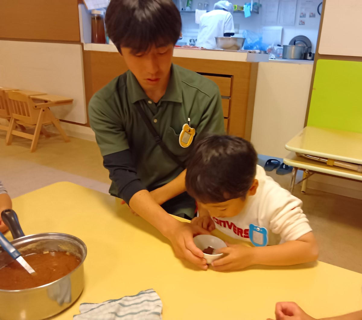 手作り味噌で作った味噌汁を飲む子ども