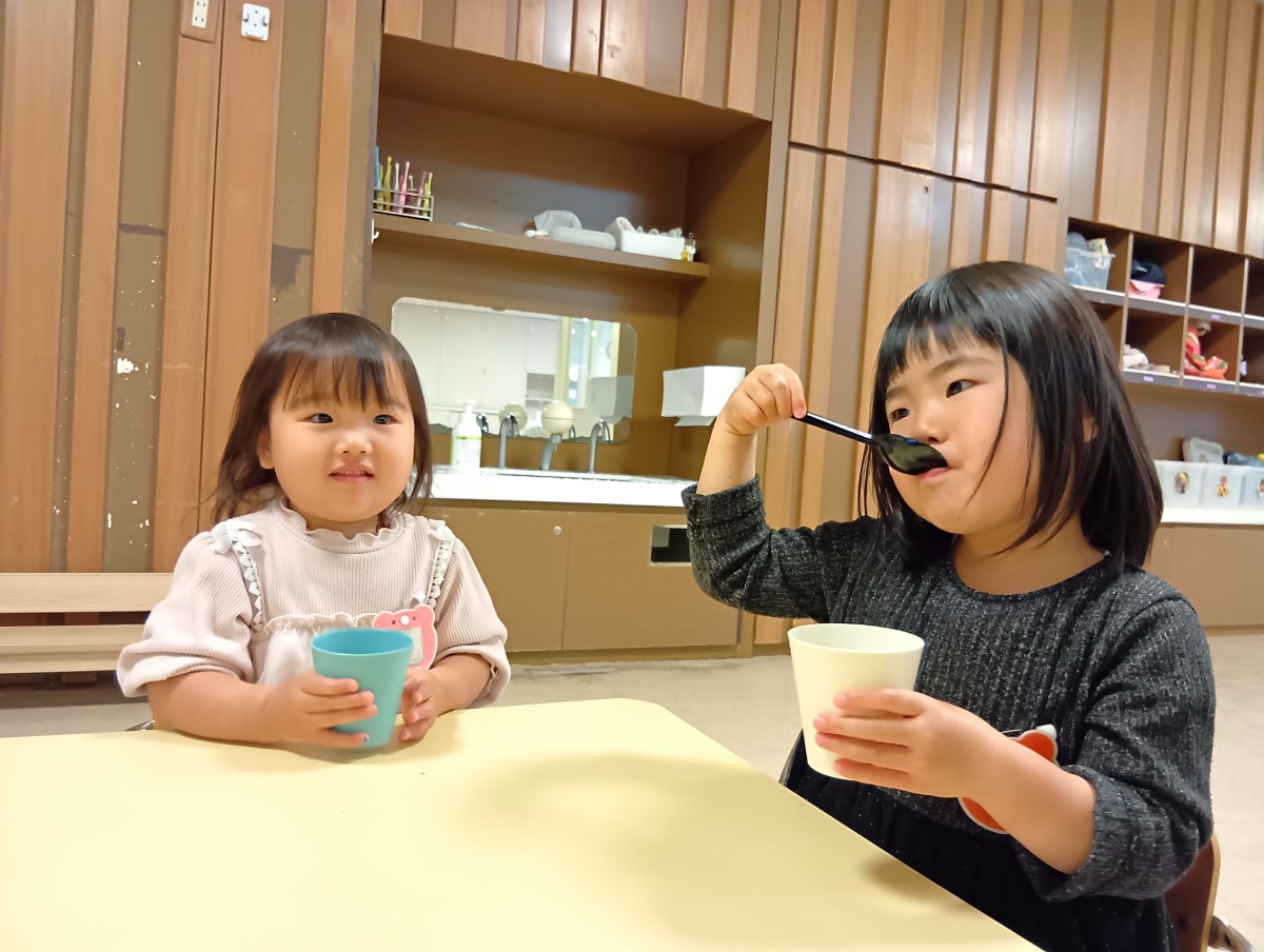 完成した味噌汁を味わう子どもたち