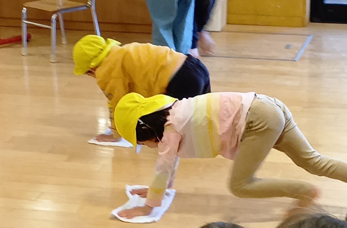 雑巾がけをする子どもたち