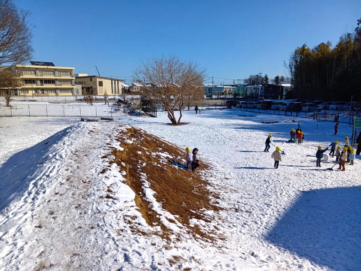 雪が積もった園庭
