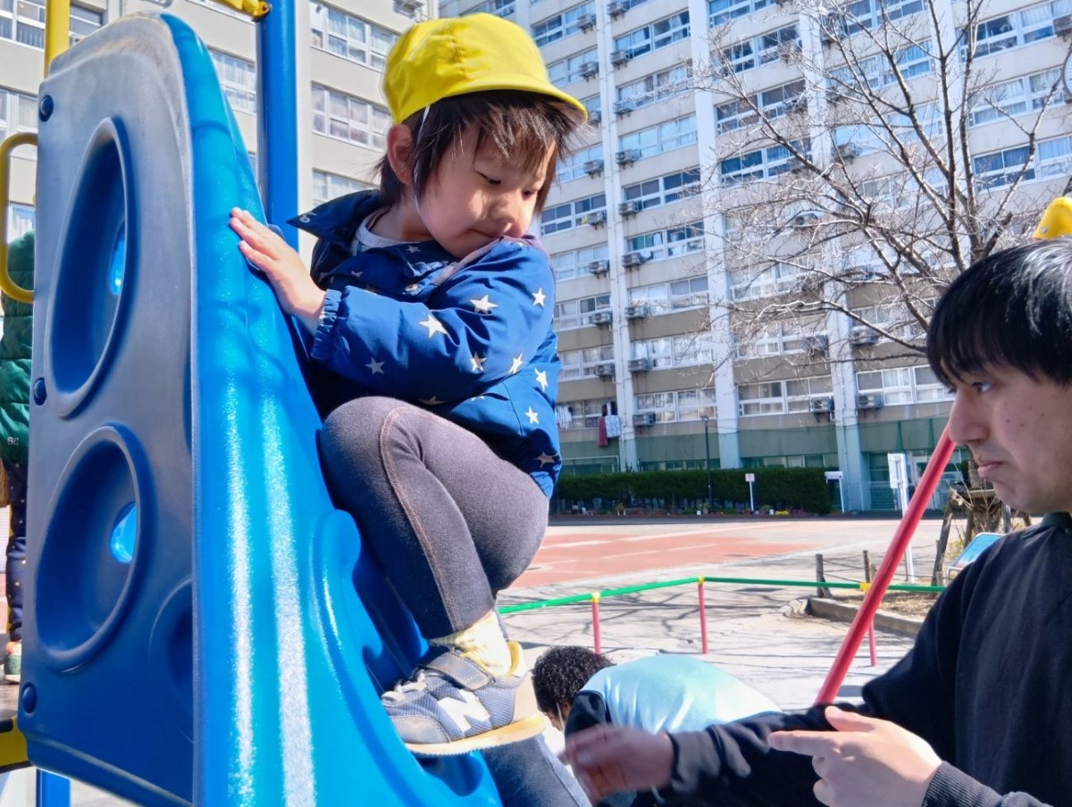 公園の遊具で遊ぶ子ども