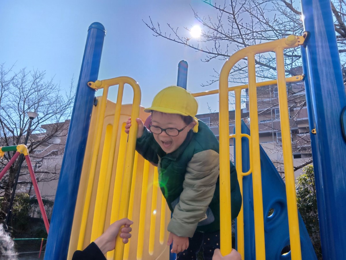 公園の遊具で遊ぶ子ども