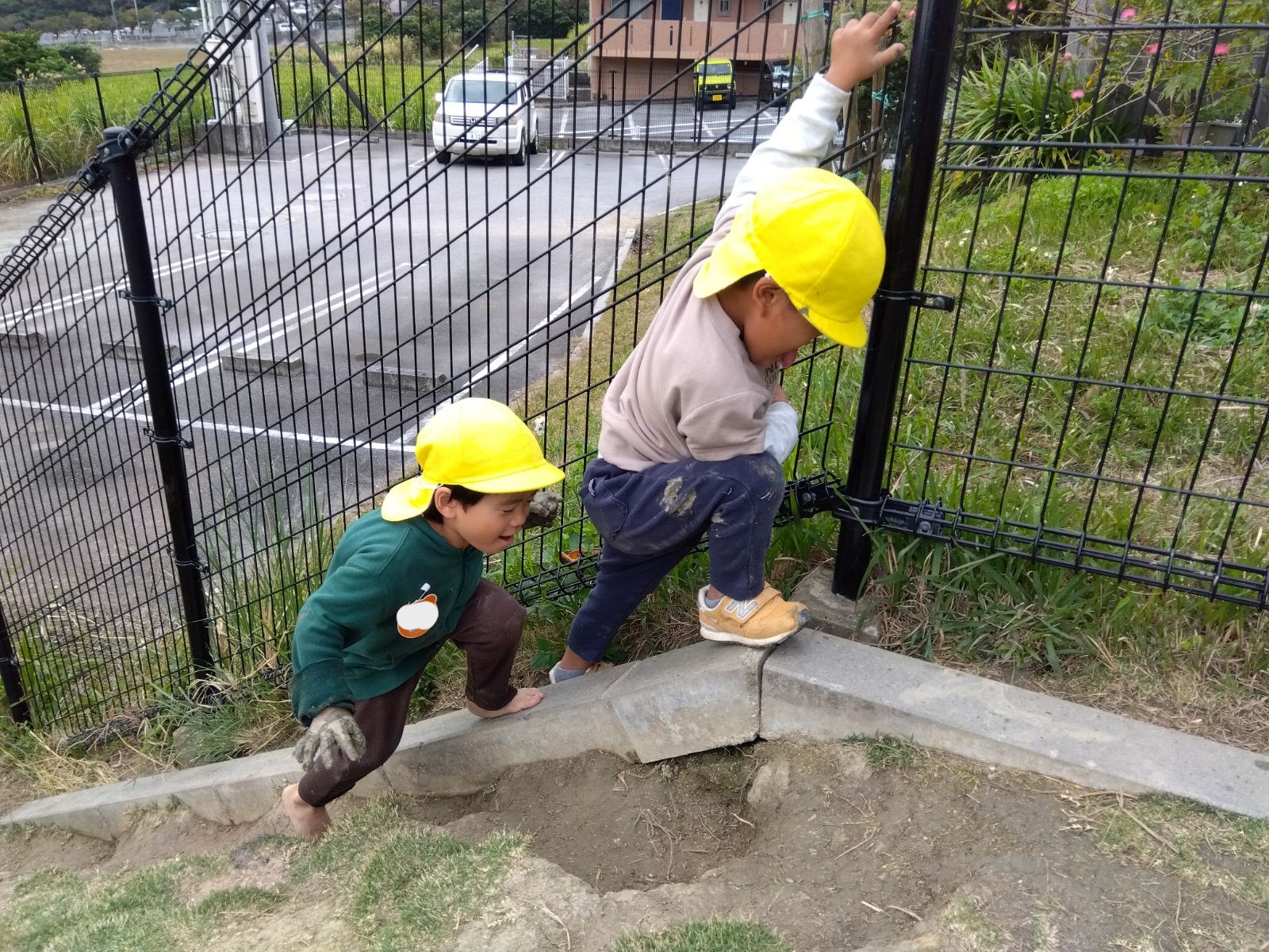 階段のヘリを登る子どもたち
