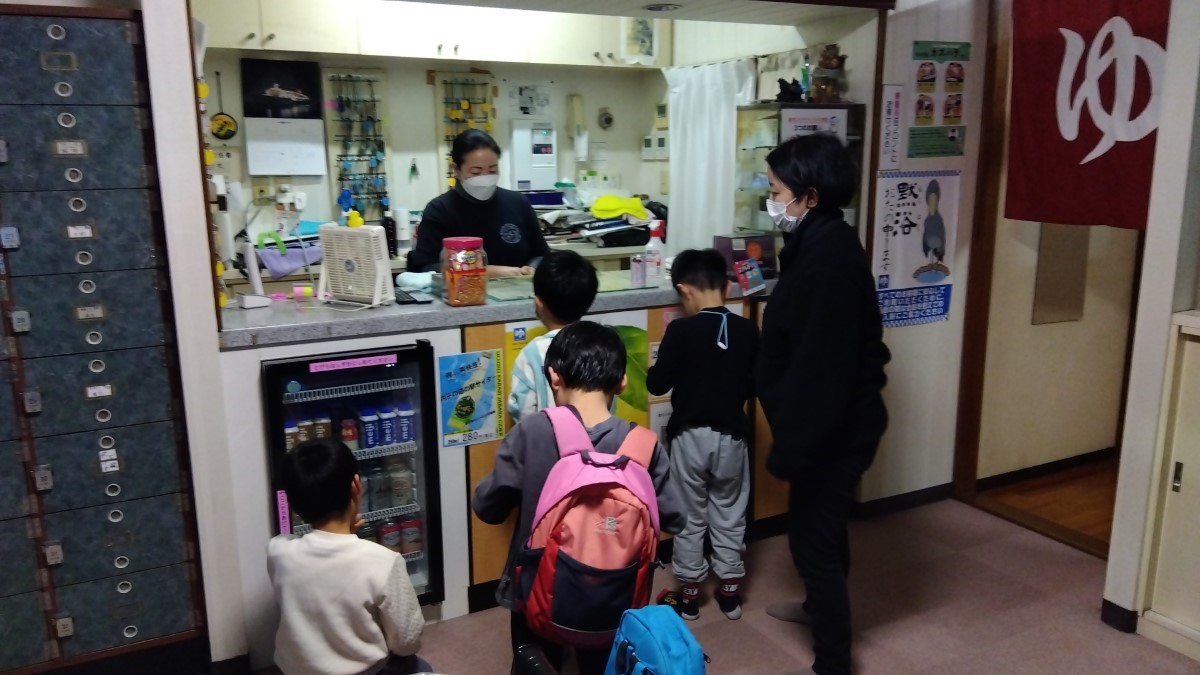 番台で話をする子どもたち