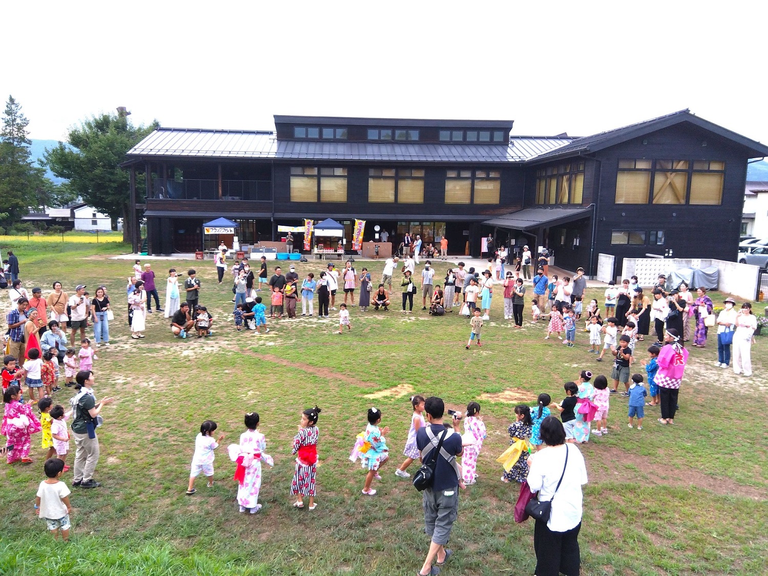南魚沼どろんこ保育園の堰堤で地域の方を招き盆踊りを開催