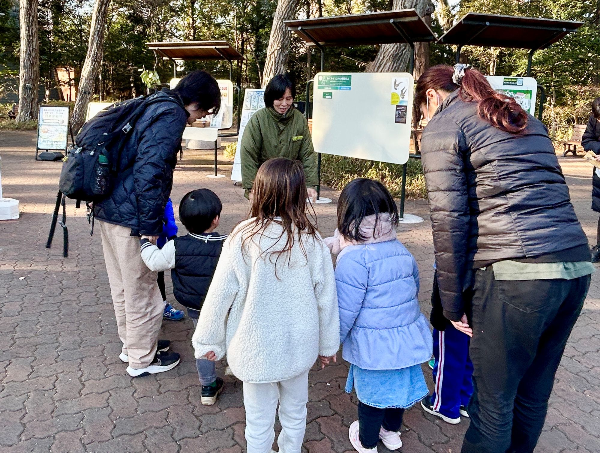 職員の山崎さんと子どもたちが集合し、あいさつをする様子