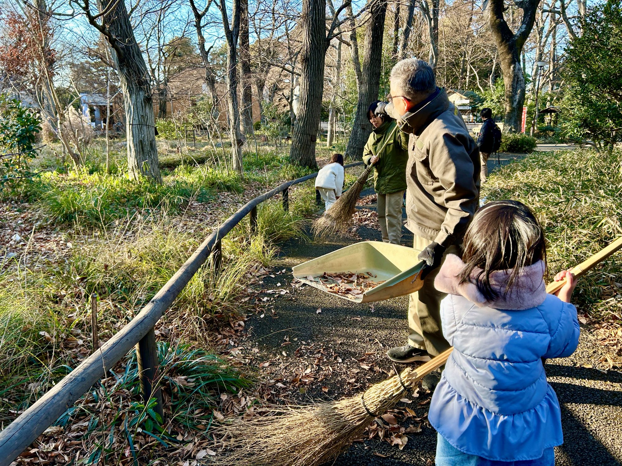 クヌギを指さす北田さん