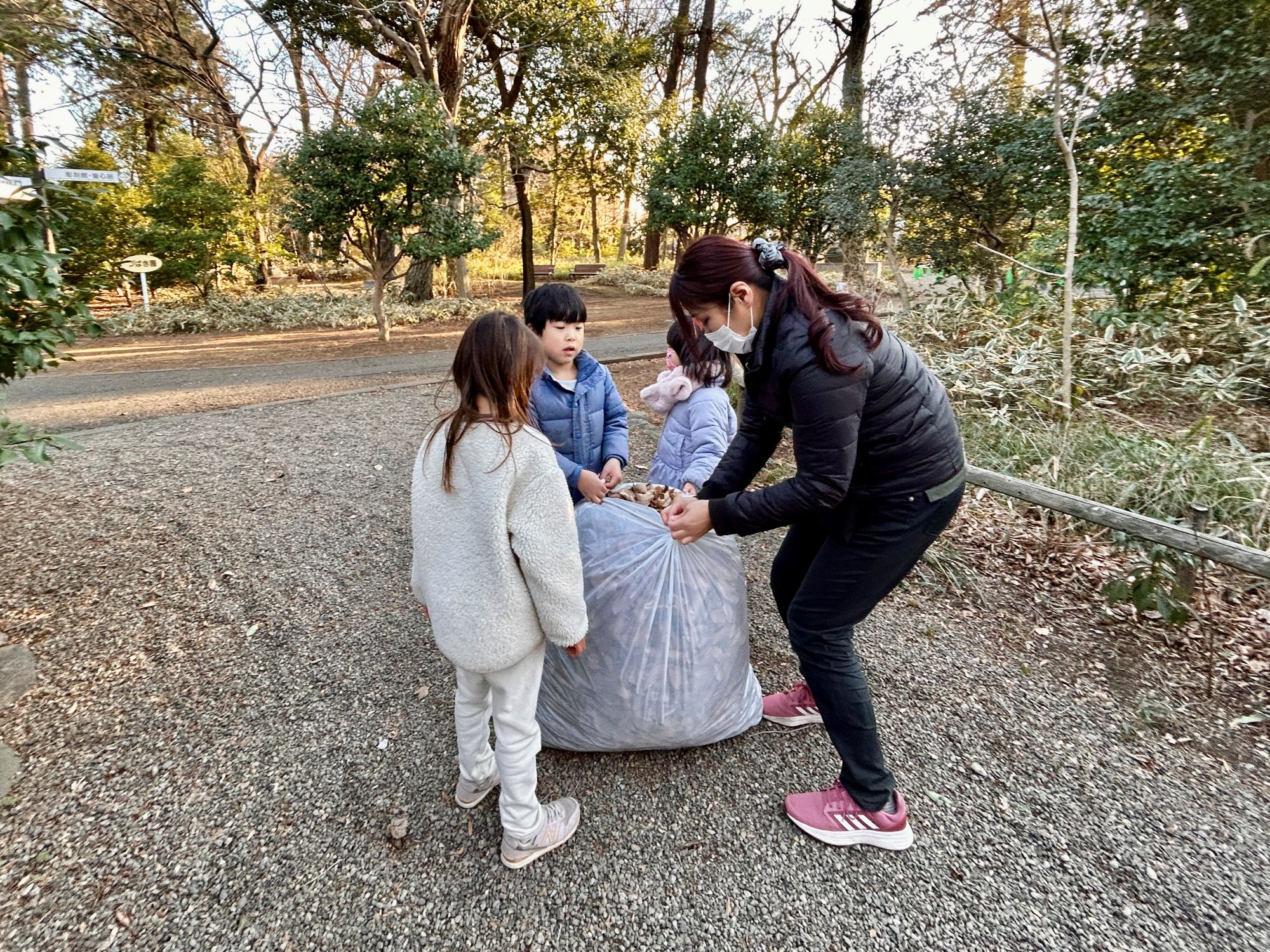 スタッフが袋の口を縛って持ち手にする様子