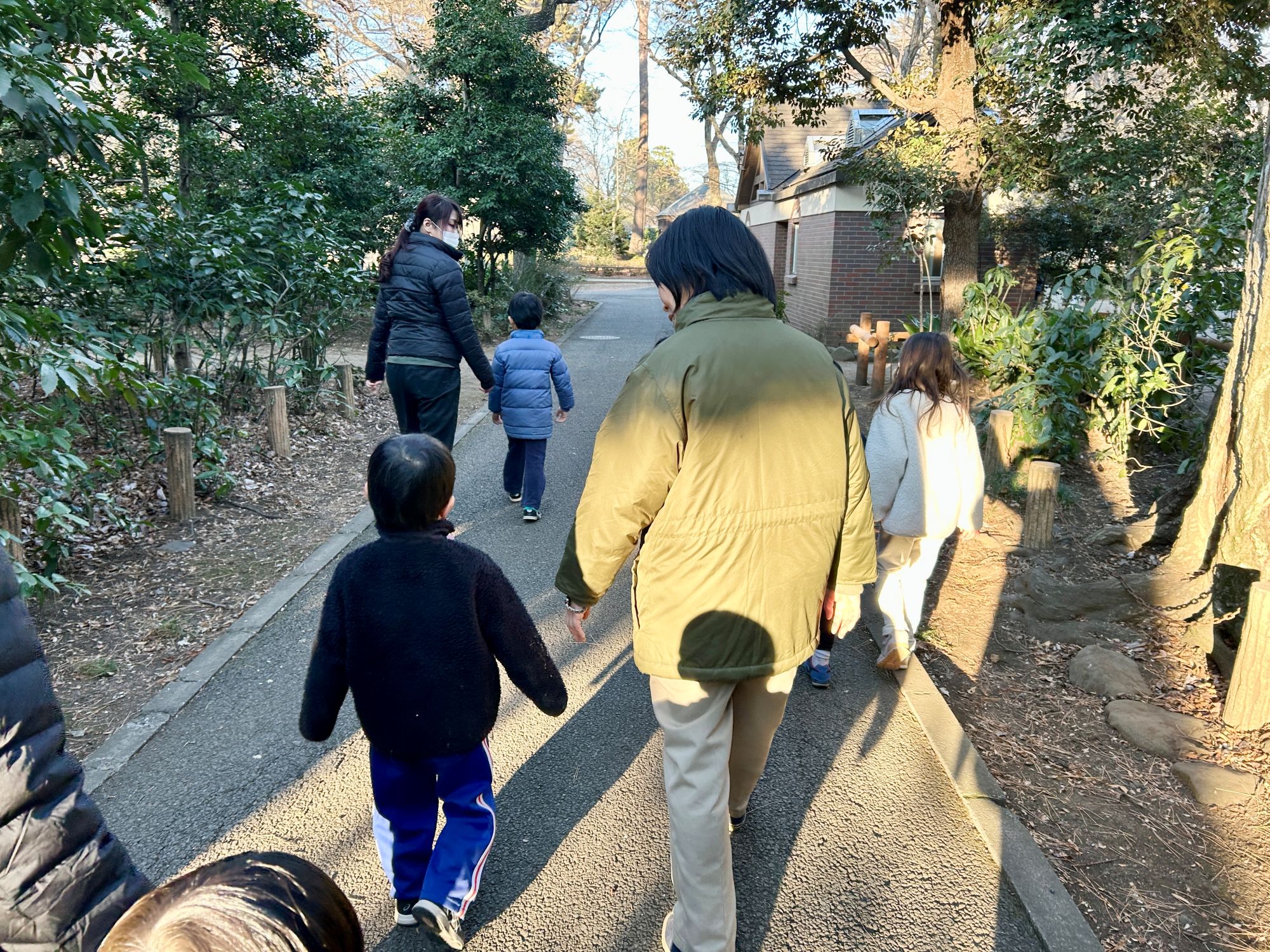 子どもたちと職員が活動を終えて自然文化園の正面玄関に戻る様子