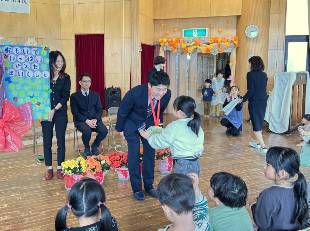 メダルを贈呈する園児