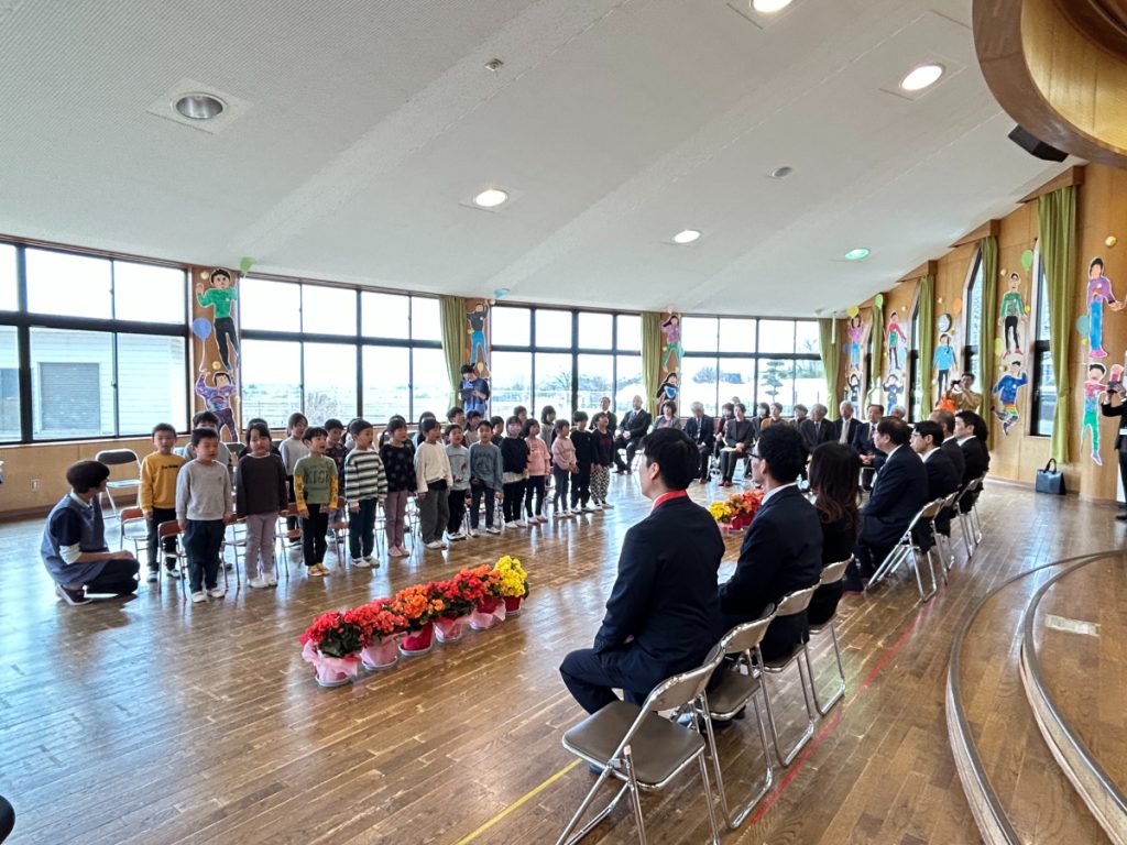 合唱する園児たち