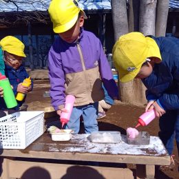 朝霞どろんこ保育園「雪遊びからの発見」