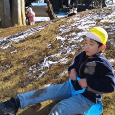 そり遊びをする子ども