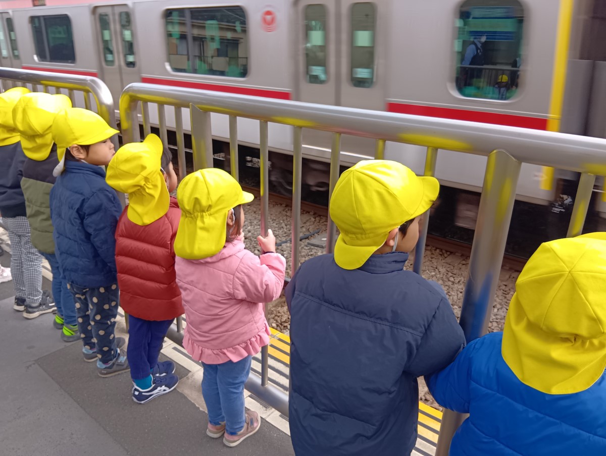 電車を眺める子どもたち