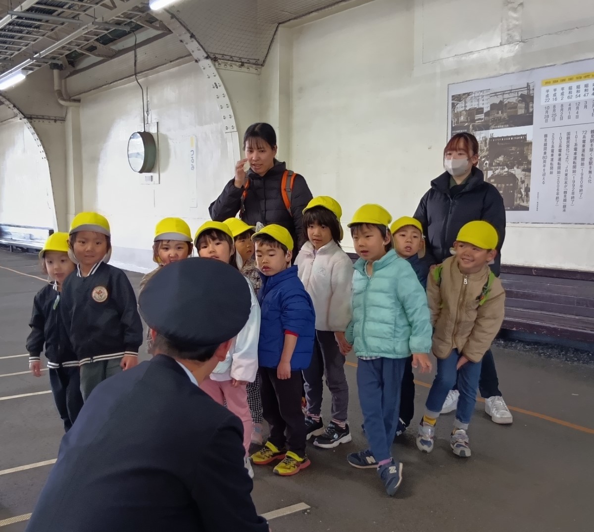 駅員の方に質問をする子どもたち