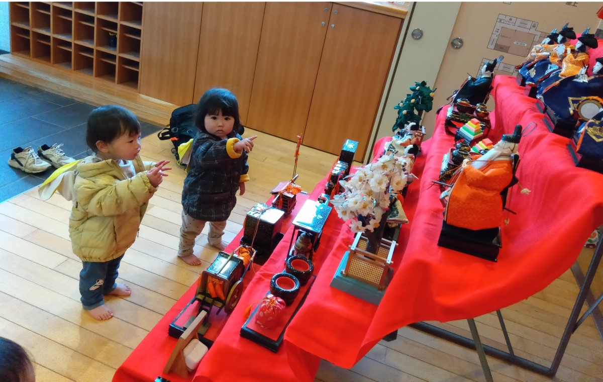 ひな壇を見上げる子どもたち