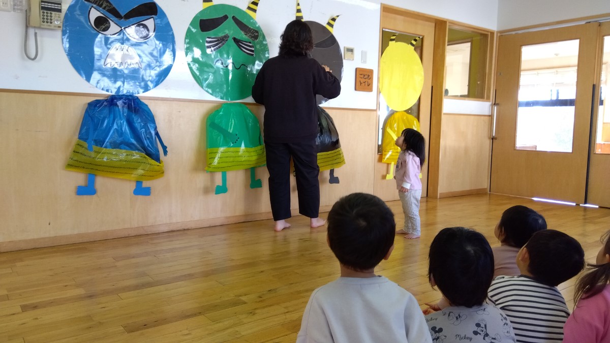 保育室の壁に色々な色の鬼を飾る