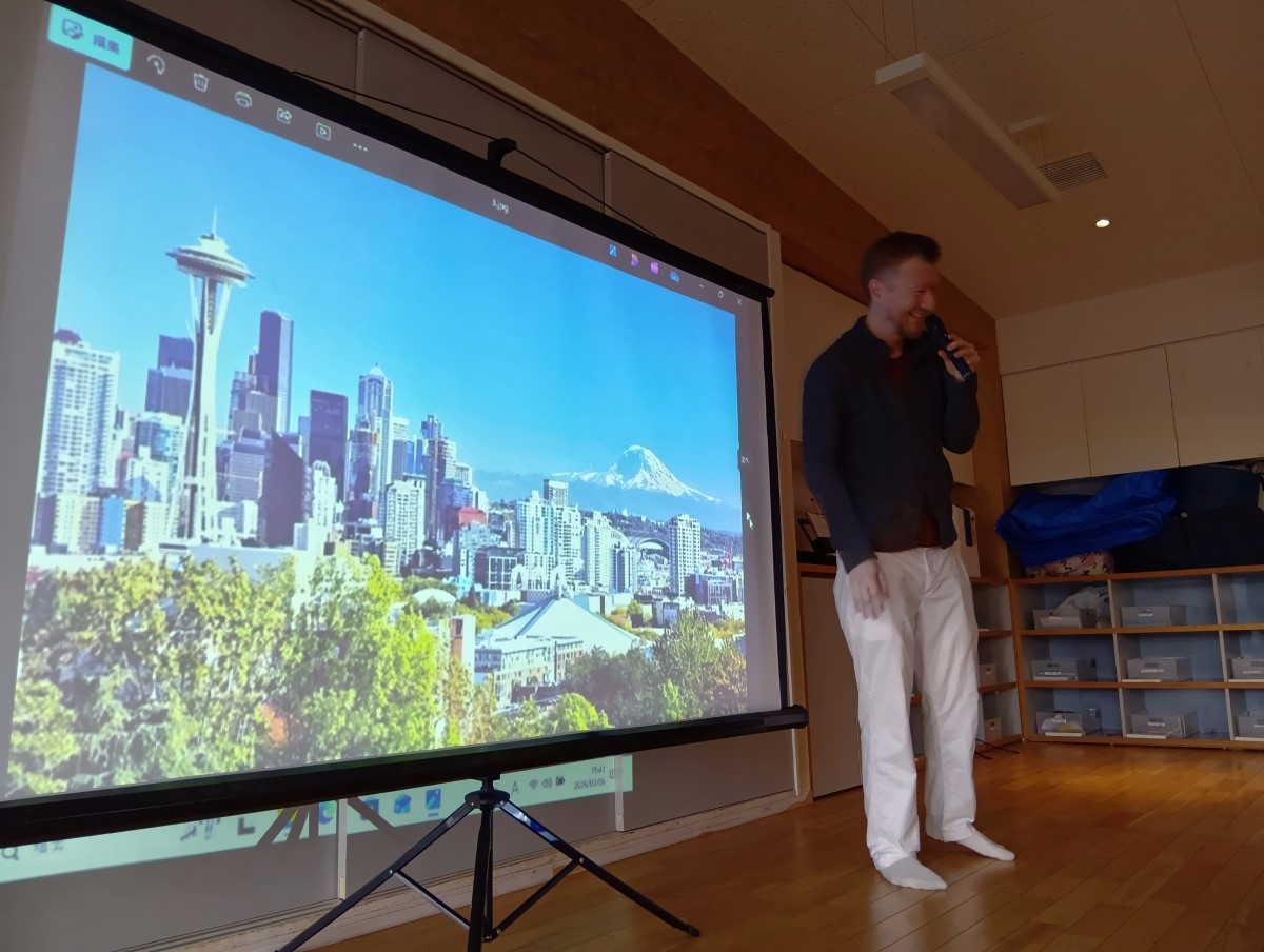 プロジェクターでシアトルの街並みを写して話す
