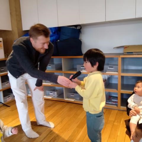 アメリカ人の方と話す子ども