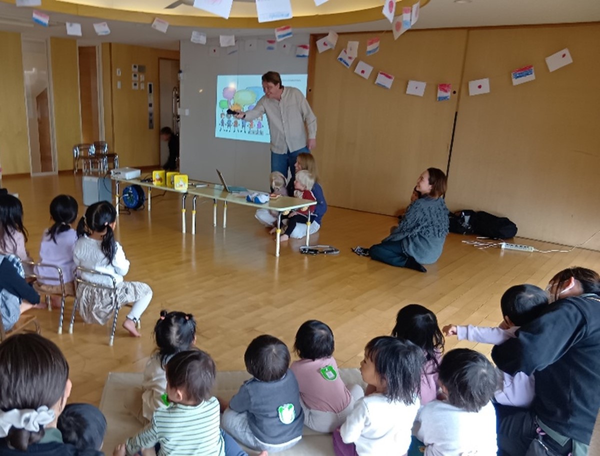 オランダ人の保護者の方が園児の前で話をする様子