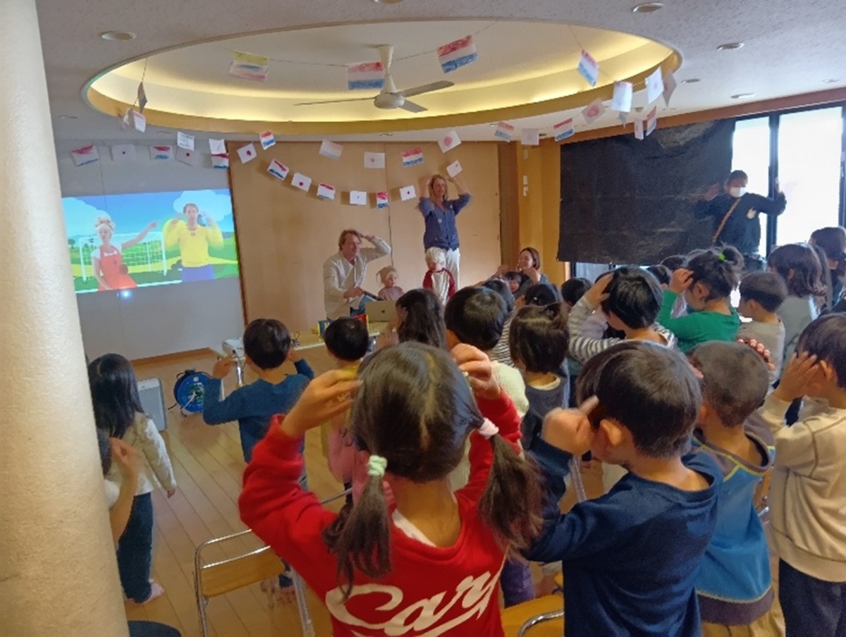 みんなで手遊びをする様子