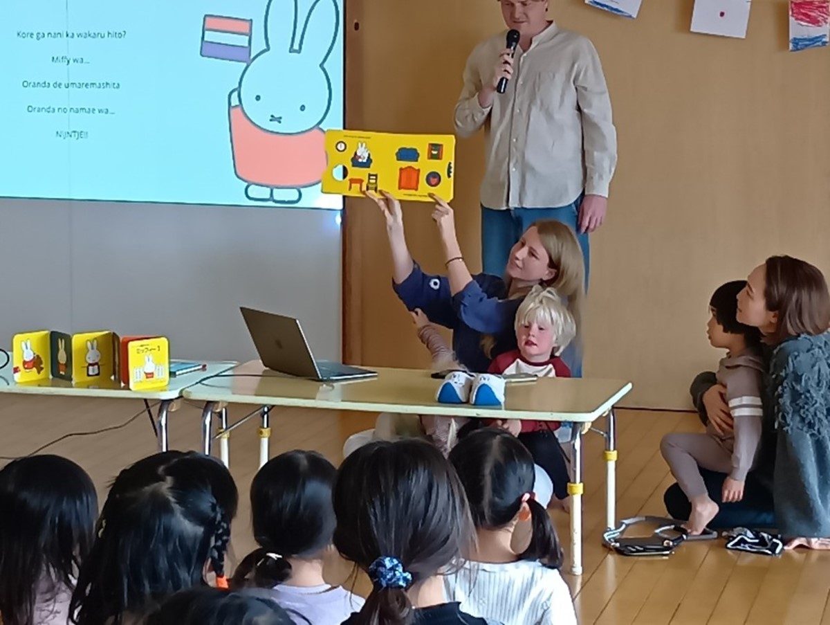 絵本の読み聞かせをする様子