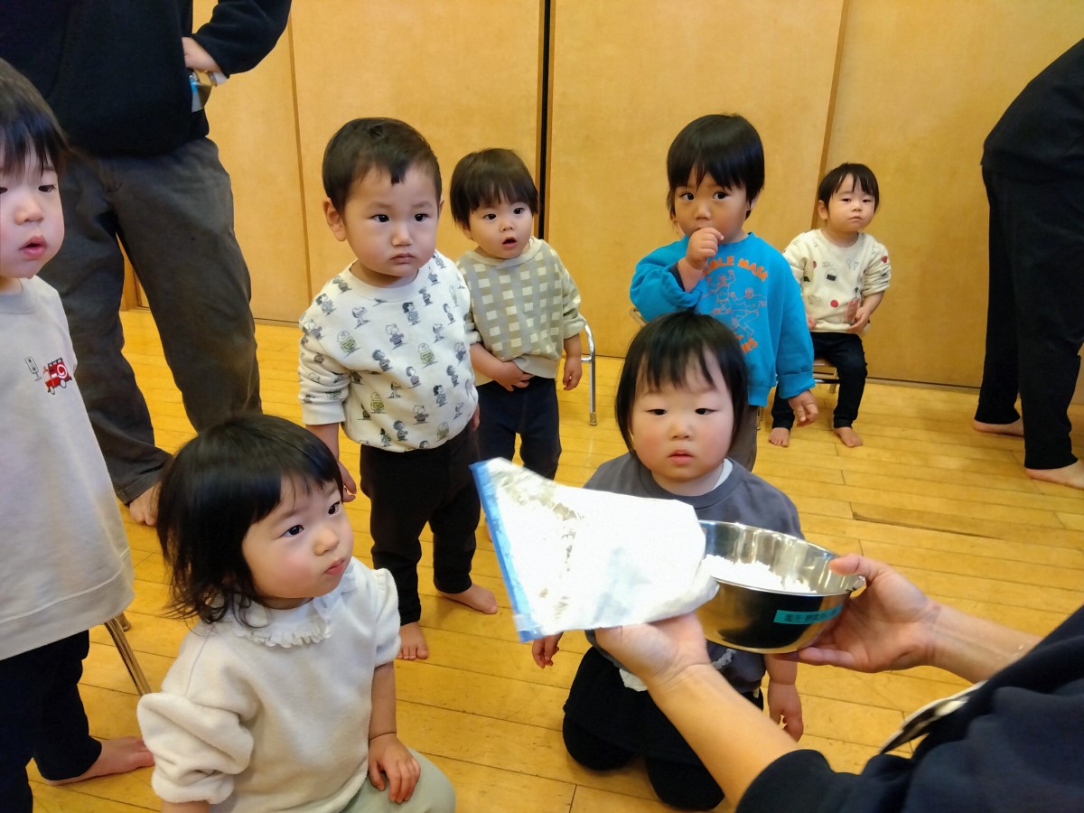 小麦粉を見る子どもたち