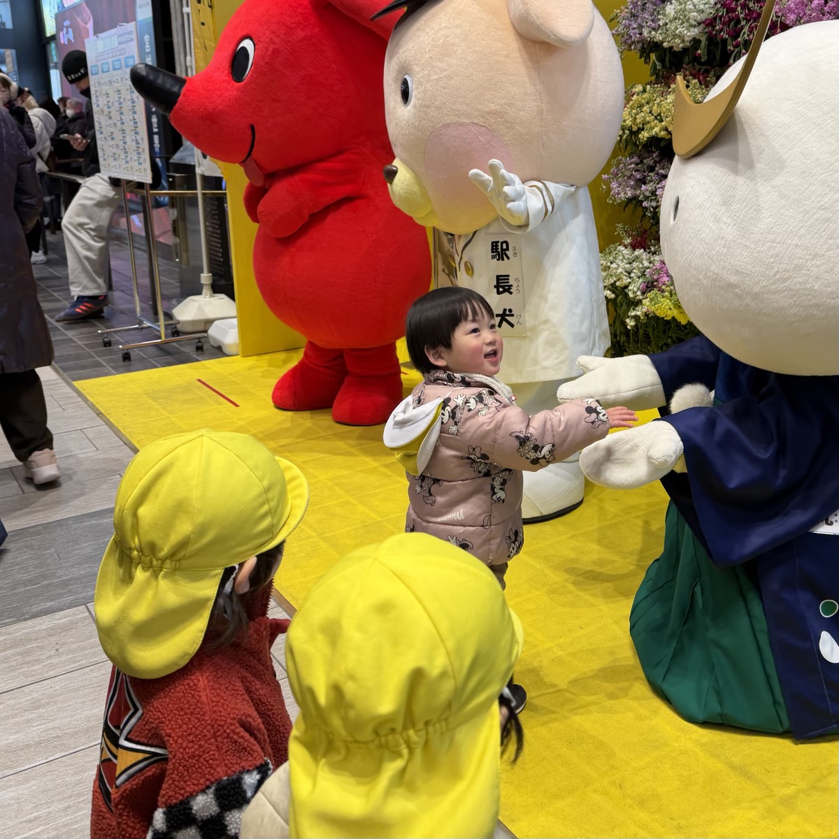 着ぐるみのキャラクターと触れ合う子ども