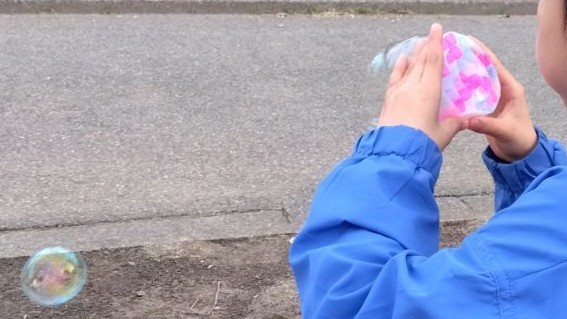 しゃぼん玉で遊ぶ子ども