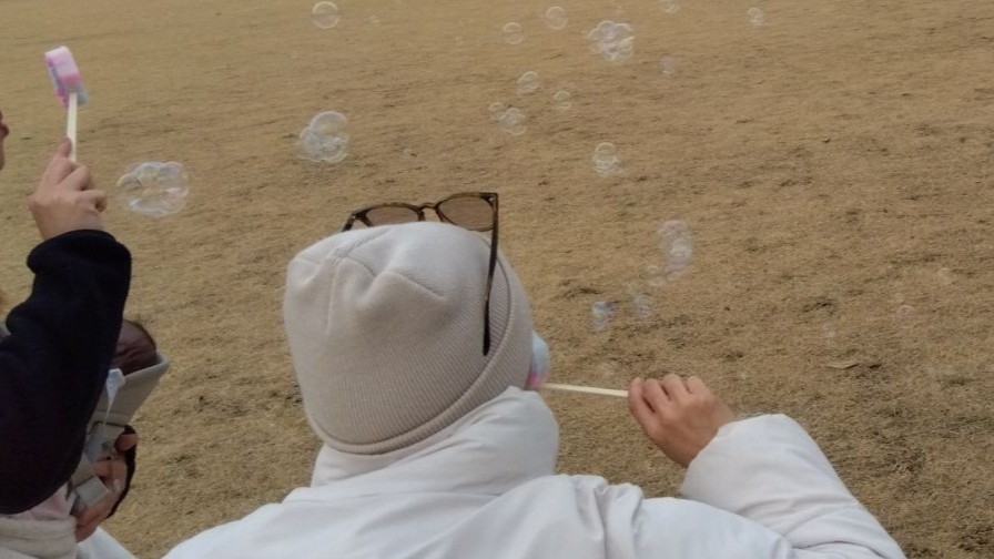 しゃぼん玉をたくさん作る子どもたち