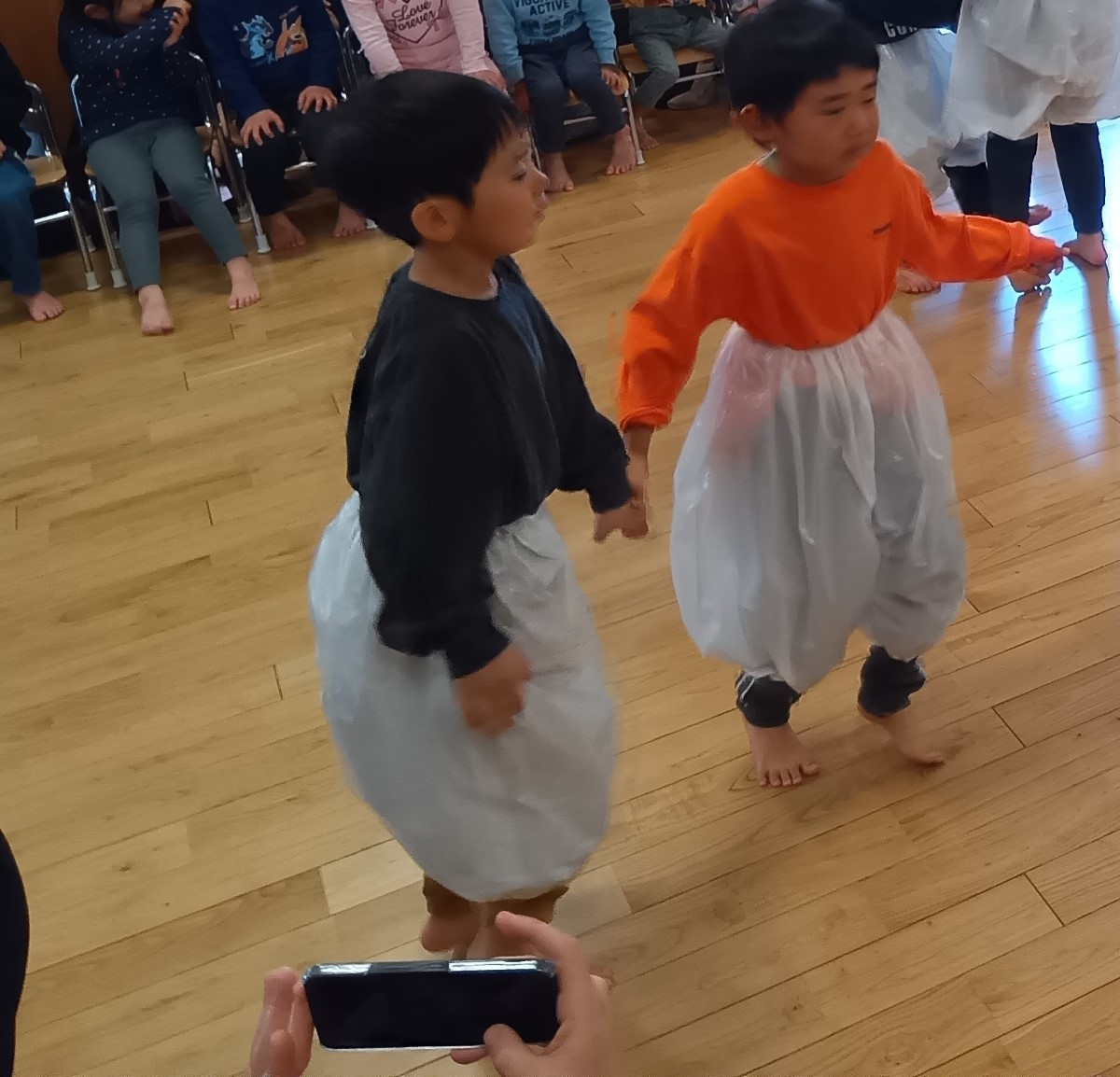 くるみ割り人形の衣装を身にまとう子どもたち