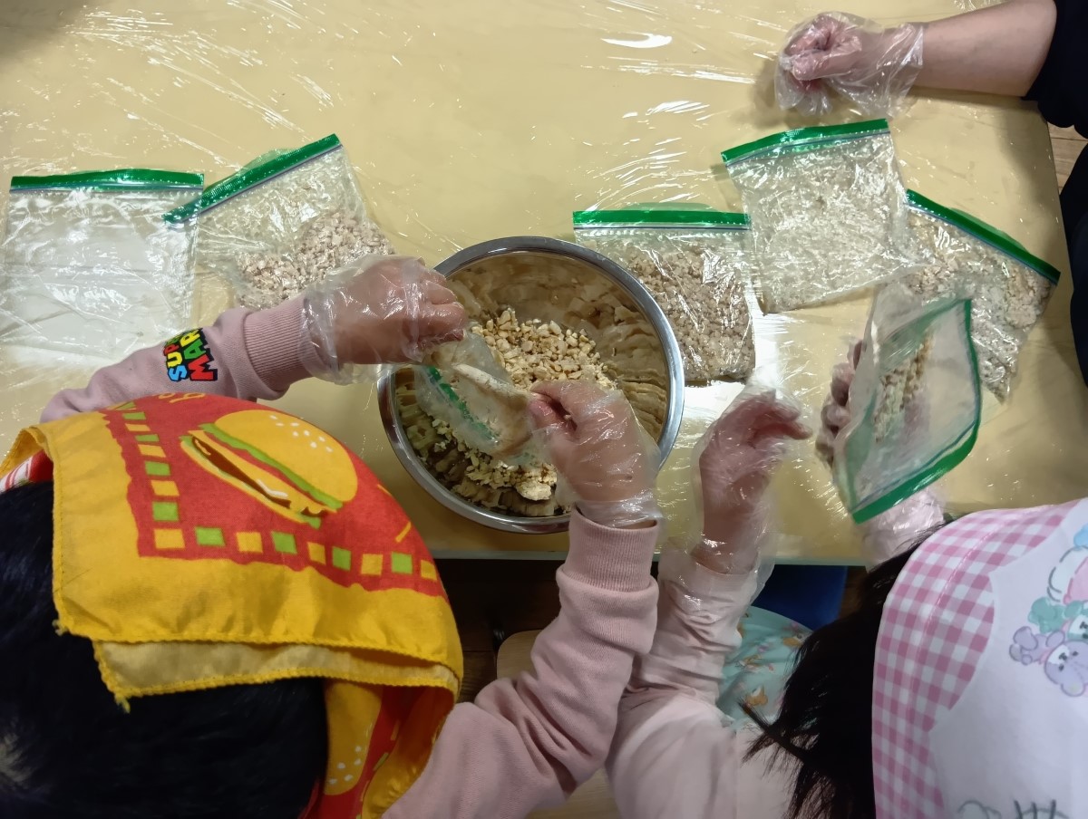 ボウルに大豆をうつす様子