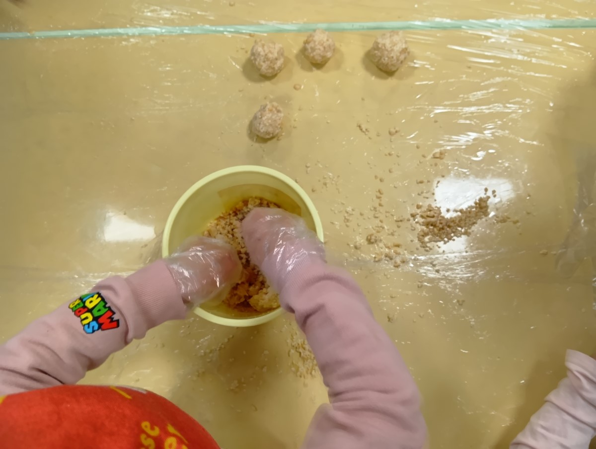 容器に大豆を押し入れる様子